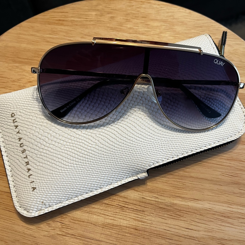 Quay X J.LO  sunglasses EL DINERO